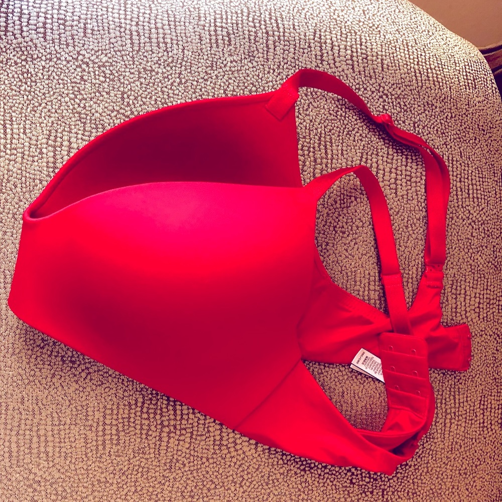 NWOT Red VICTORIA’S SECRET Wireless Push-Up Bra - size 36c